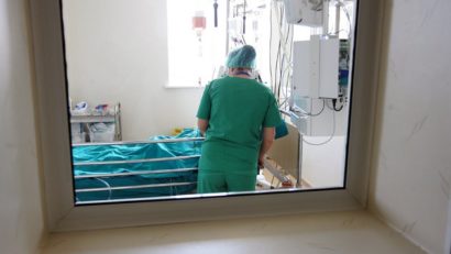 O singură asistentă pentru 16 nou-născuţi
