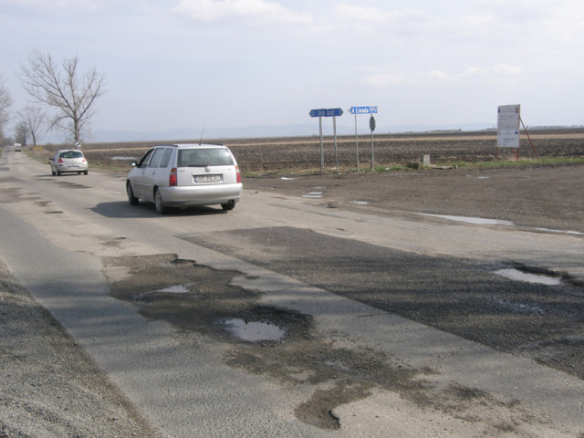 Cel mai distrus drum din judeţul Arad a primit bani pentru reabilitare Cel mai distrus drum din judeţul Arad a primit bani pentru reabilitare