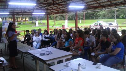Elevii din tabăra de matematică de la Râul Alb, vizitaţi de poliţişti