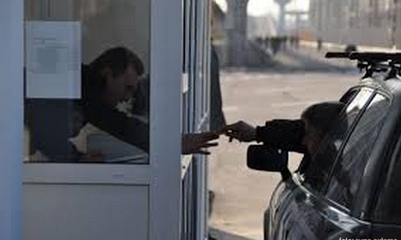 Aglomeraţie la frontieră din cauza românilor care îşi petrec concediile acasă Aglomeraţie la frontieră din cauza românilor care îşi petrec concediile acasă