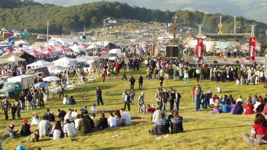 Mii de turişti, aşteptaţi la Târgul de Fete de pe Muntele Găina Mii de turişti, aşteptaţi la Târgul de Fete de pe Muntele Găina