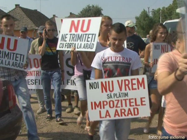 Locuitorii şi agenţii economici din zona Nădlac-Pecica au ieşit, din nou, în stradă Locuitorii şi agenţii economici din zona Nădlac-Pecica au ieşit, din nou, în stradă