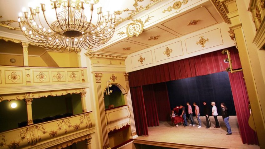 Filarmonica Banatul din Timişoara pe scena celui mai vechi teatru din ţară Filarmonica Banatul din Timişoara pe scena celui mai vechi teatru din ţară