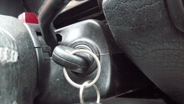 A rămas fără maşină după ce a lăsat-o cu cheile în contact A rămas fără maşină după ce a lăsat-o cu cheile în contact