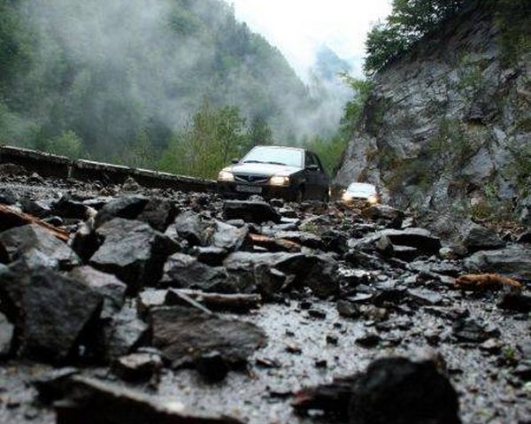Alunecările de teren au închis DN 57! Alunecările de teren au închis DN 57!