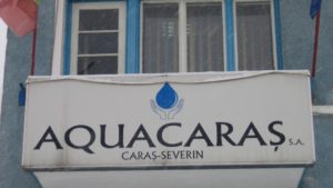 Lucrări la reţeaua de apă din Caransebeş: AQUACARAŞ montează cămine pentru măsurarea debitului şi presiunii