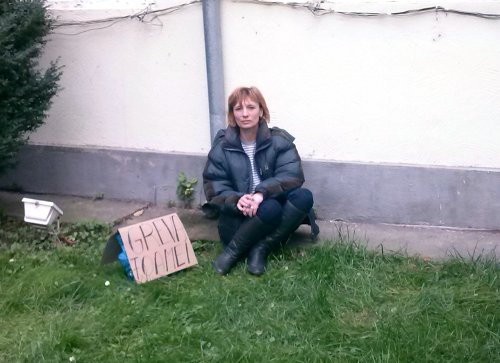 Sute de angajaţi ameninţă cu greva foamei Sute de angajaţi ameninţă cu greva foamei