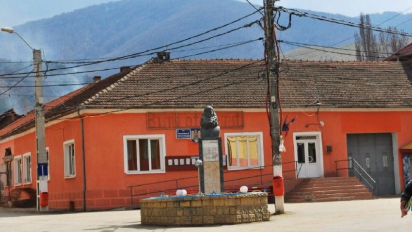 Primăria Eftimie Murgu în așteptare… Primăria Eftimie Murgu în așteptare…