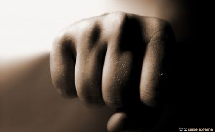 Tentativă de omor în faţa unui bloc din Hunedoara Tentativă de omor în faţa unui bloc din Hunedoara