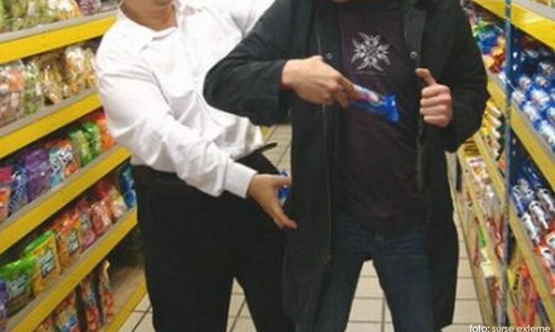 S-a ales cu dosar penal după ce a încercat să fure dintr-un supermarket S-a ales cu dosar penal după ce a încercat să fure dintr-un supermarket