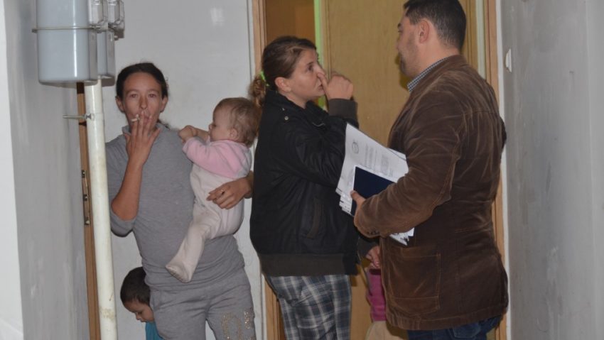 La Caransebeş continuă evacuarea chiriaşilor cu restanţe La Caransebeş continuă evacuarea chiriaşilor cu restanţe