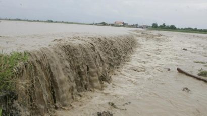 După ploi, vin inundaţiile. Cod galben pentru două judeţe din vestul ţării