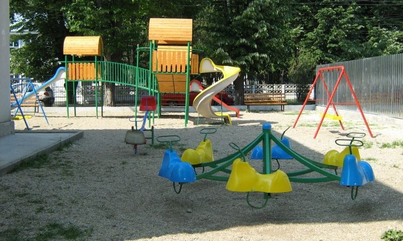 Loc de joacă pentru copiii din Valea Domanului din Reşiţa Loc de joacă pentru copiii din Valea Domanului din Reşiţa