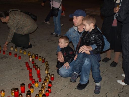 Lumânări aprinse în memoria bebeluşilor şi copiilor