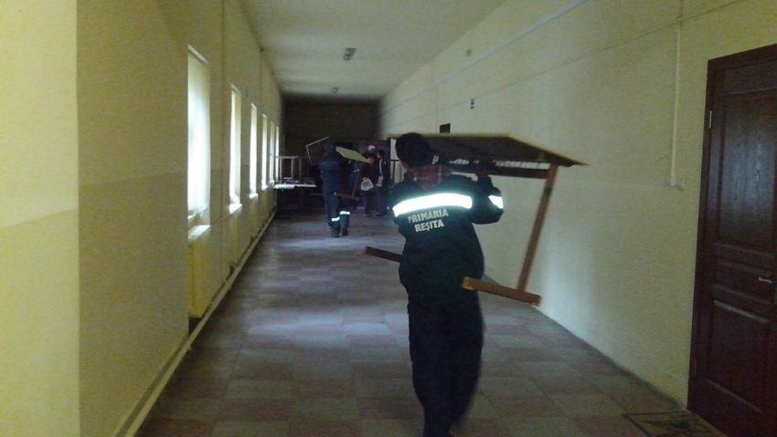 Donaţie… mobilă pentru şcolile reşiţene Donaţie… mobilă pentru şcolile reşiţene