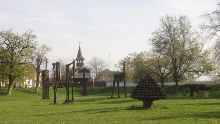Sculpturile în lemn din parcul Teiuş din Caransebeş vor fi tratate pentru protecţie Sculpturile în lemn din parcul Teiuş din Caransebeş vor fi tratate pentru protecţie