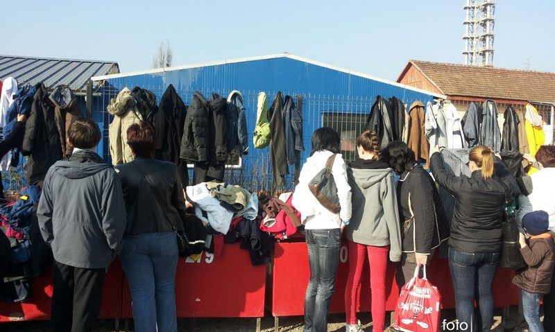 Înghesuială la noua piaţă de vechituri din Reşiţa Înghesuială la noua piaţă de vechituri din Reşiţa