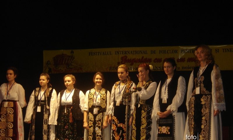 Festivalul folcloric „Gugulan cu car cu mere” se desfăşoară astăzi la Caransebeş Festivalul folcloric „Gugulan cu car cu mere” se desfăşoară astăzi la Caransebeş