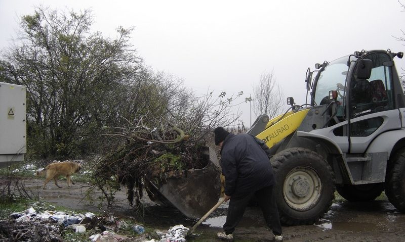 Tone de gunoi aruncate de localnicii din Jupa, la marginea satului Tone de gunoi aruncate de localnicii din Jupa, la marginea satului