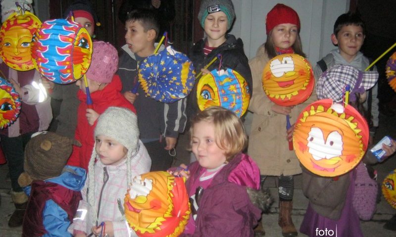 Procesiunea lampioanelor pe străzile urbei de pe Bârzava Procesiunea lampioanelor pe străzile urbei de pe Bârzava