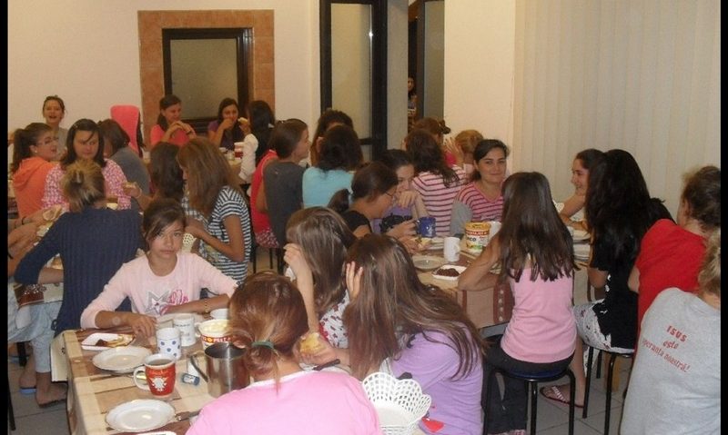 Elevii nevoiaşi din Caransebeş, ajutaţi de Societatea Femeilor Ortodoxe Elevii nevoiaşi din Caransebeş, ajutaţi de Societatea Femeilor Ortodoxe