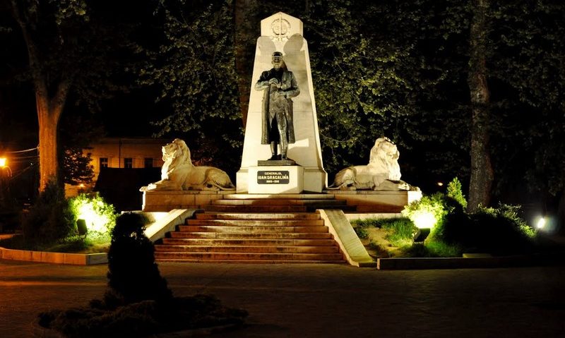 Platanii seculari din Caransebeş vor fi puşi în valoare Platanii seculari din Caransebeş vor fi puşi în valoare