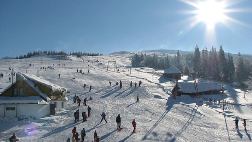 Pârtia „Platoul soarelui” din staţiunea Straja, pregătită pentru turişti Pârtia „Platoul soarelui” din staţiunea Straja, pregătită pentru turişti