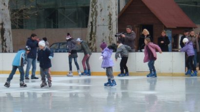 Patinoarul din Caransebeş se deschide de Moş Nicolae