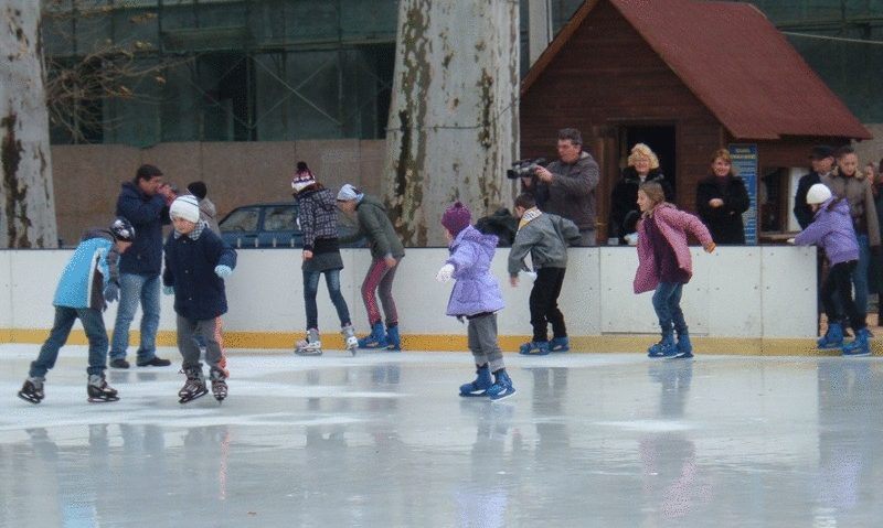 Patinoarul din Caransebeş se deschide de Moş Nicolae Patinoarul din Caransebeş se deschide de Moş Nicolae