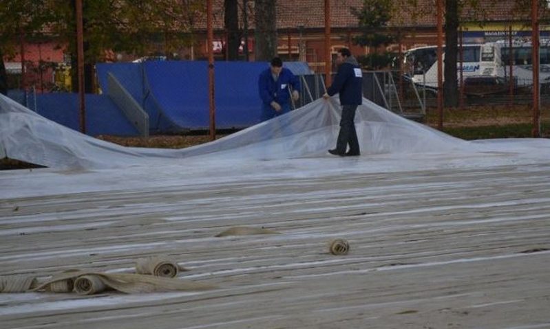 Lucrările de montare a patinoarului, la Lugoj, sunt aproape finalizate Lucrările de montare a patinoarului, la Lugoj, sunt aproape finalizate