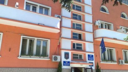 Posturile de asistenţi personali ai persoanelor cu handicap grav din Băile Herculane s-ar putea desfiinţa