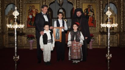 [AUDIO] Multiplicată în milioane de lumânări, Lumina sfântă de la Bethleem a ajuns şi la Caransebeş