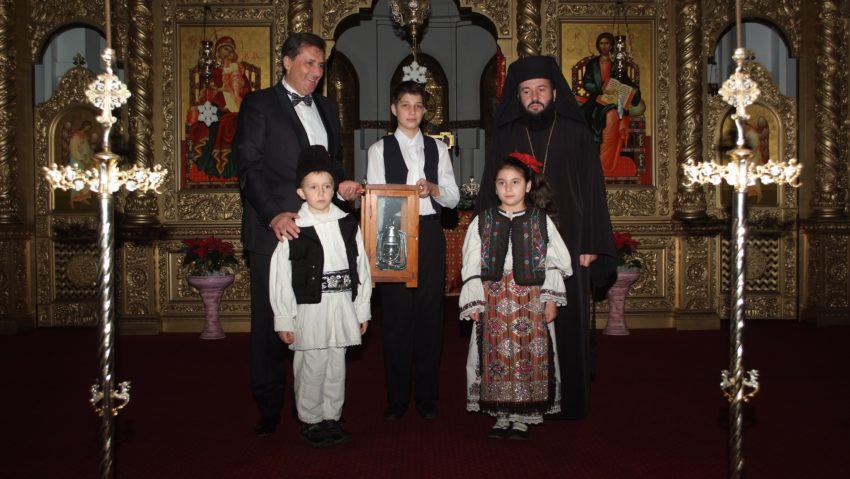 [AUDIO] Multiplicată în milioane de lumânări, Lumina sfântă de la Bethleem a ajuns şi la Caransebeş
