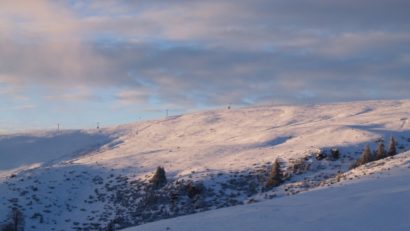 Stratul mic de zăpadă nu i-a îndepărtat pe turişti de munte