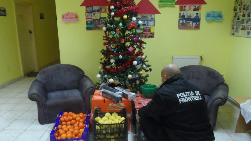 Poliţiştii de frontieră cărăşeni ajută copii cu nevoi speciale Poliţiştii de frontieră cărăşeni ajută copii cu nevoi speciale
