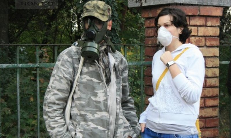 Timişorenii protestează cu măşti pe faţă împotriva poluarii! Timişorenii protestează cu măşti pe faţă împotriva poluarii!