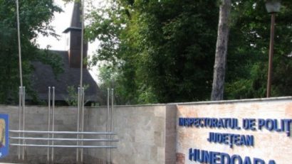 Voluntarii I.P.J. Hunedoara dăruiesc zâmbete de Crăciun