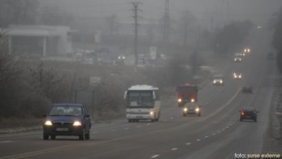 Atenţie, şoferi! Ceaţa poate îngreuna traficul rutier pe unele drumuri din vestul ţării