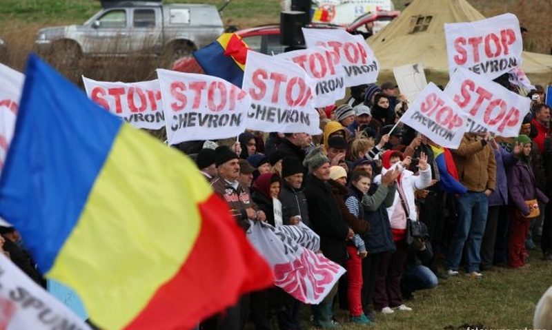 Compania Chevron îşi suspendă activităţile din judeţul Vaslui Compania Chevron îşi suspendă activităţile din judeţul Vaslui