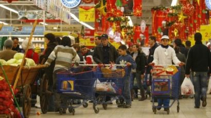 Aglomerație în magazinele din Reșița. Oamenii se înghesuie la cumpărături în ultima zi din an