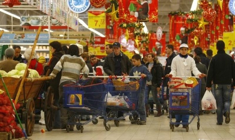 Aglomerație în magazinele din Reșița. Oamenii se înghesuie la cumpărături în ultima zi din an Aglomerație în magazinele din Reșița. Oamenii se înghesuie la cumpărături în ultima zi din an