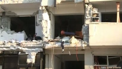 O parte dintre locuitorii blocului explodat din Călăraşi se întorc acasă