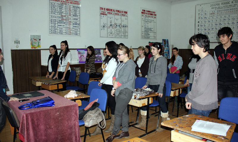 Elevii arădeni de clasa a VIII-a fac meditaţii pentru a trece cu brio de simulări Elevii arădeni de clasa a VIII-a fac meditaţii pentru a trece cu brio de simulări