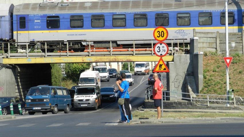 Neatenţia costă: 5 maşini au fost distruse la Timişoara Neatenţia costă: 5 maşini au fost distruse la Timişoara