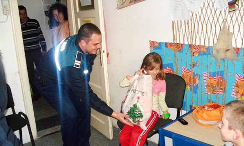 Cadouri de la poliţiştii din Hunedoara Cadouri de la poliţiştii din Hunedoara