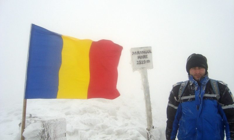 Tricolorul arborat pe Vârful Parângul Mare, la 2.519 metri altitudine Tricolorul arborat pe Vârful Parângul Mare, la 2.519 metri altitudine