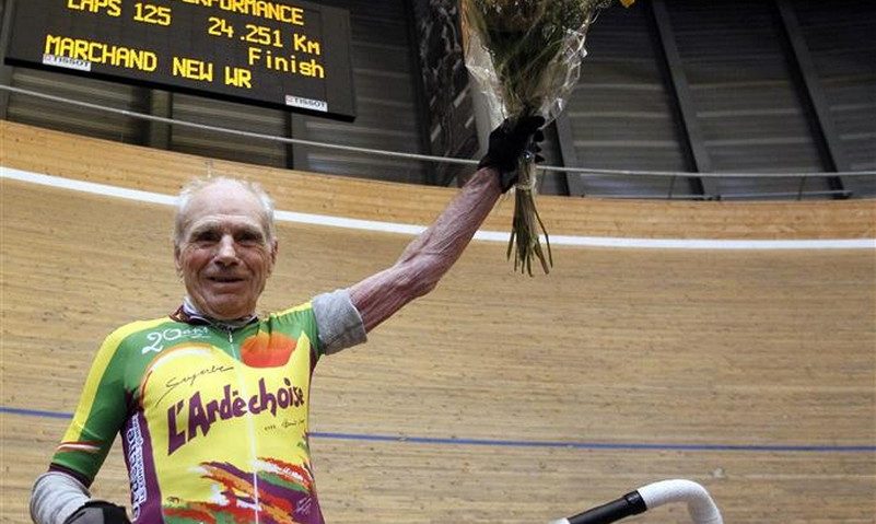Are 102 ani dar asta nu-l împiedică să bată recorduri Are 102 ani dar asta nu-l împiedică să bată recorduri