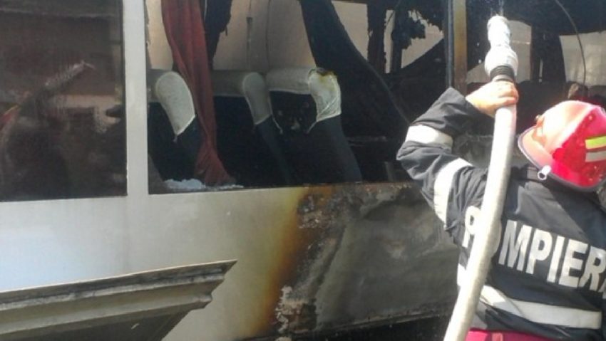 Un autocar cu turişti a luat foc în parcarea unui hotel Un autocar cu turişti a luat foc în parcarea unui hotel