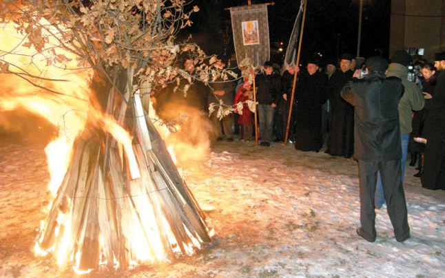 [UPDATE] [AUDIO] Sârbii din Reşiţa au marcat în această seară Ajunul Crăciunului prin arderea badnjak-ului