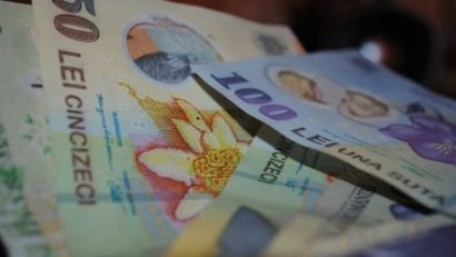 Bugetarii pot cumula pensia cu salariul